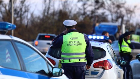 След гонка задържаха кола с полска регистрация, превозваща мигранти 