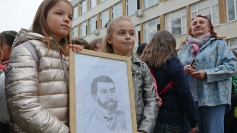 ОУ &bdquo;Захари Стоянов&ldquo; отбеляза патронния си празник (СНИМКИ)