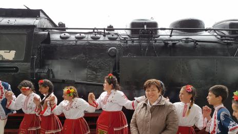 Над 1000 български туристи пътуват с влак и ретро локомотив