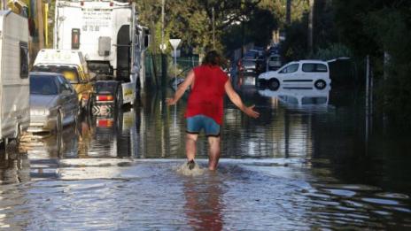Лазурният бряг под тонове вода
