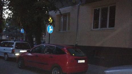 Арест за 25-годишен, потрошил стъклата на автомобил