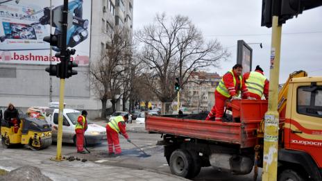Започна кърпенето на дупките във Варна