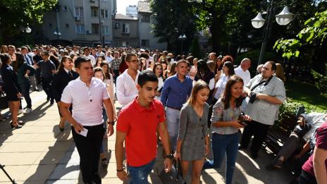 Над 3000 първолаци прекрачиха училищния праг във Варна(Обновена)