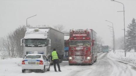 Затвориха пътища в Силистра, Русе, Шумен и Добрич заради снегонавявания