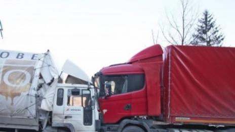 Два тира се блъснаха челно край Велико Търново