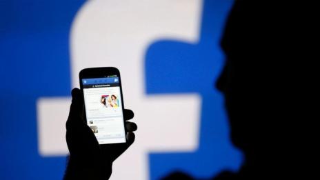 Глобиха Facebook с половин милион паунда