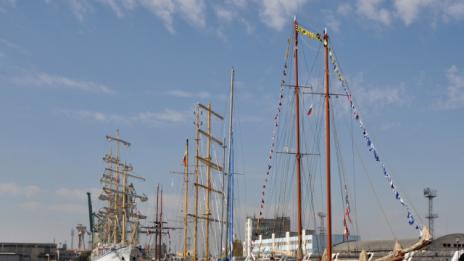 Баркентината "Калиакра“ поздравява със светлинно шоу