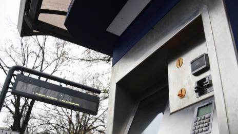 Вандали опитаха да разбият машина за продажба на билети във Варна