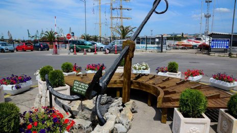 Слънчев часовник украси Морска гара (СНИМКИ)