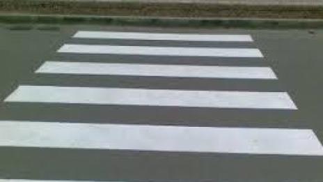 Мотоциклетист блъсна детска количка на зебра