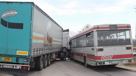 Автобус и камион се сблъскаха