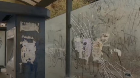 Пробация за млад мъж, счупил стъклото на спирка във Варна