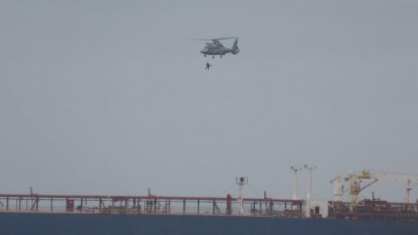 Евакуират четирима моряци от заседналия край Ахтопол танкер