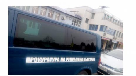 Прокуратурата откри двойка в карантина да пие кафе на пейка