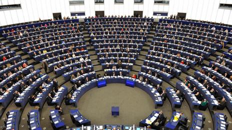 Смесени реакции в Европарламента на бялата книга на Юнкер