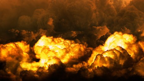Човек е загинал, 46 души са били ранени при две експлозии в бензиностанция в Румъния