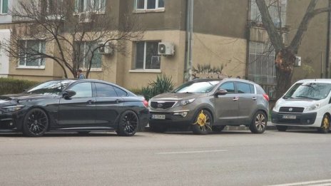 Парадокс: Тунинг спаси БМВ от скоба след неправилно паркиране 