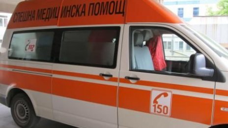 Кола се удари в дърво и се запали