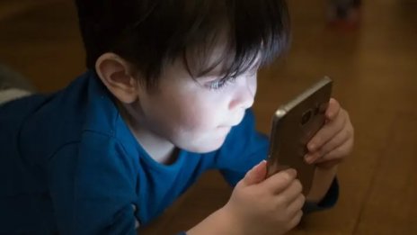 Телефоните могат да провокират епилепсия и тикове от най-ранна детска възраст