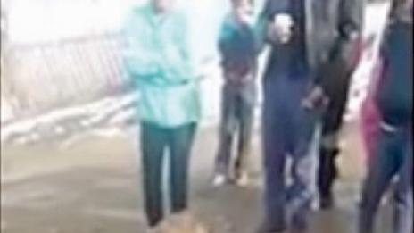 Задържаха бащата на 2-годишното дете, заснето да танцува с бира в ръка