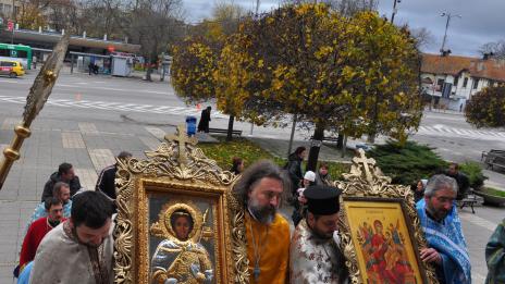 Копия на две чудотворни икони пристигнаха във Варна (СНИМКИ)