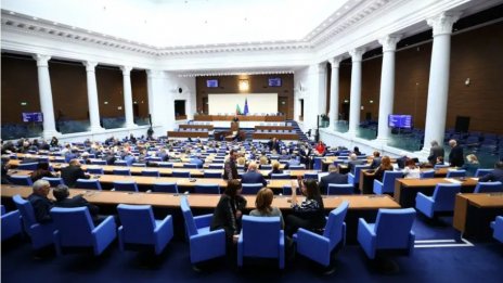 Депутатите замразиха заплатите си