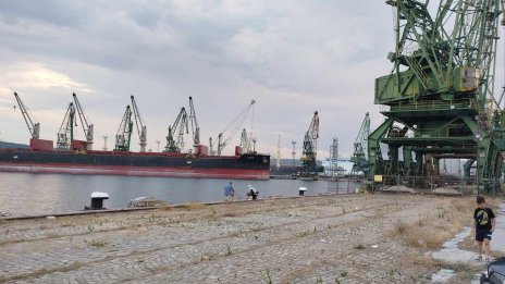 Удълбочават акваторията на Военноморска база Варна