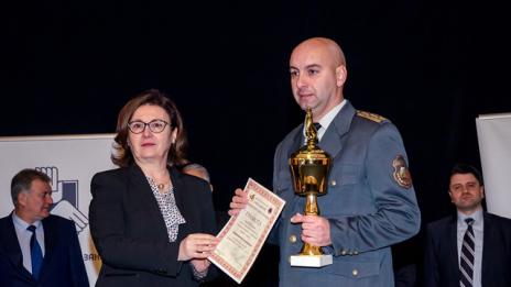 „Пожарникар на годината“  за 2015 г. е шефът на огнеборците в Дългопол