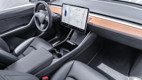 Тийнейджър хакна Tesla! Твърди, че има контрол над коли по цял свят