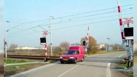 Кола влезе на жп прелез при спуснати бариери, загина жена 