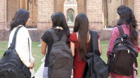 Засега без промяна за българските студенти на Острова
