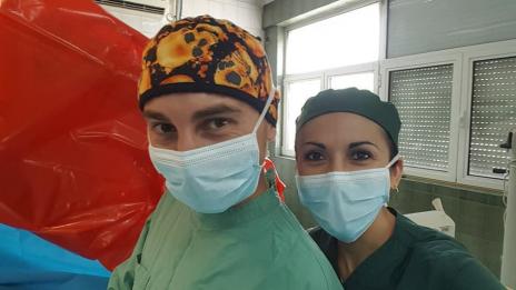 Хирург предложи брак на любимата си в операционна зала