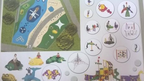 Слагат противоударна настилка на детската площадка в Морската