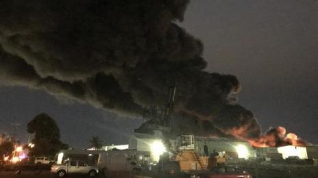 Голям пожар бушува в химически завод в Мелбърн 
