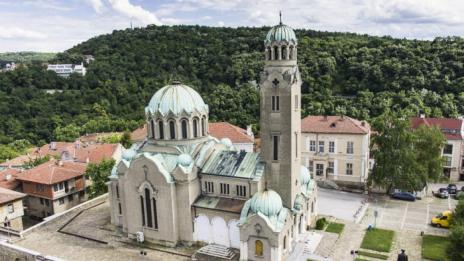 Издирват мъж заплашил катедралата в Търново с бомба