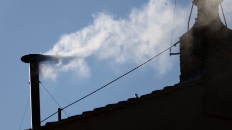 От комина на Ватикана излезе бял дим, има избран нов папа