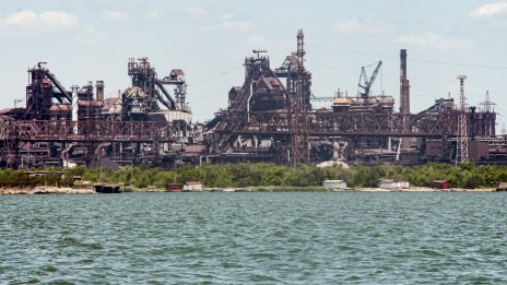 Първи товарен кораб напусна Мариупол, отплава към Ростов