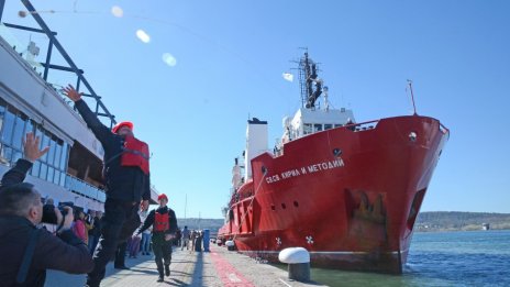Полярният ни кораб отваря врати за посетители