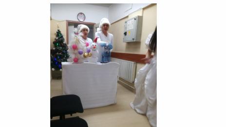 Театър и подаръци зарадваха най-малките пациенти на МБАЛ "Св. Анна" във Варна