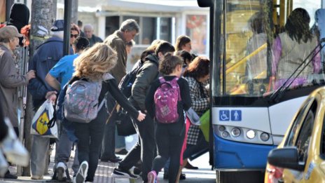 Влязоха в сила безплатните карти за пътуване на деца до 14 години