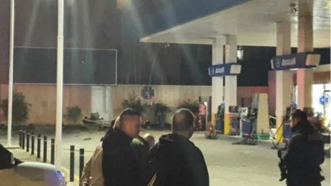 Бомба избухна в бензиностанция в Пирея