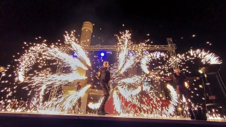 Огненото шоу „Палячи“ радва безплатно варненци