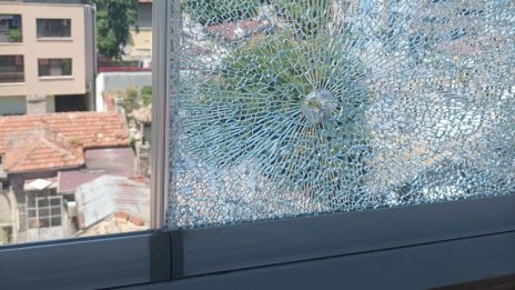 Вече 3 месеца неизвестен стрелец се прицелва в търговски обекти и сгради във Варна