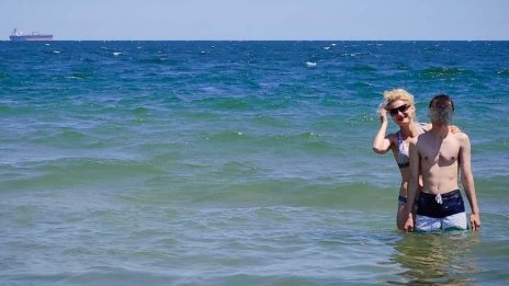 Демонстрация: Министърка се изкъпа със сина в морето