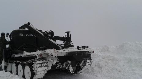 Верижна машина на ВМС спасява бедстващи пътници във Варненско (СНИМКИ)