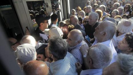 Студен душ за хиляди пенсионери в Гърция