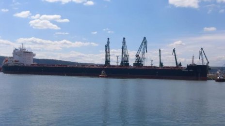За първи път: Огромен товарен кораб с 58 000 тона стока пристига във Варна