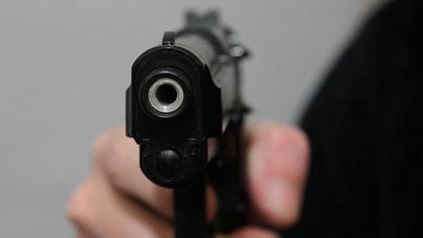 Простреляха 20-годишно момче до Руската гимназия в Бургас