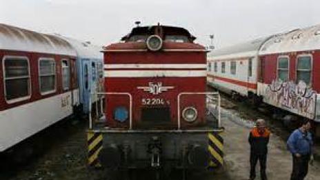 Влаковете с допълнителни вагони чакат пътници
