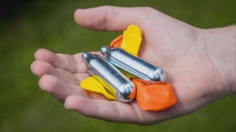 Комбинация от райски газ и алкохол вкара тийнейджър в болница